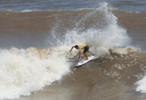Aritz Aranburu mantiene vivas las esperanzas de los españoles en los ISA World Surfing Games de El Salvador