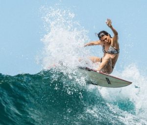 Daniela Boldini, como en casa en ningún sitio, la surfista local de Las Américas nos habla de la ola en la que empezó, creció y se formó