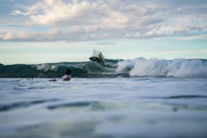 Néstor García y Alicia Takahashi campeones sub 18 en el Fesurfing Júnior Series disputado en Gijón