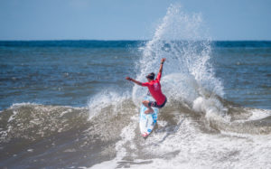Potente demostración de surf de los españoles en la primera jornada de competición en el Surf City El Salvador