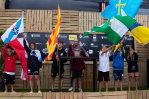 A Frouxeira se rinde al surfing de los más jóvenes