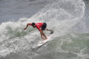 Aritz Aranburu y Garazi Sánchez avanzan por el cuadro principal en la jornada inaugural de los Surf City El Salvador ISA World Surfing Games