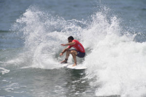 Cinco de los seis españoles mantienen intactas sus opciones en el mundial de surf  de El Salvador
