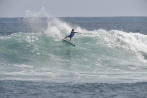 España continúa firme en los mundiales de surf que se celebran en El Salvador y mantiene a cinco deportistas con opciones de medalla
