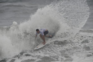 Gonzalo Gutiérrez se consagra en los mundiales de surf de El Salvador
