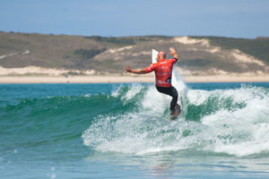 LAS ANSIADAS OLAS LLEGARON A LA PLAYA DE A FROUXEIRA. EL ASTURIANO FERNANDO PÉREZ NUEVO CAMPEÓN DE ESPAÑA MASTERS.