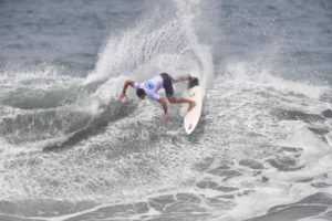 Gonzalo Gutiérrez mantiene vivas las esperanzas de los españoles en los ISA World Surfing Games de El Salvador