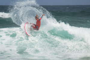 Turno para los más jóvenes de la playa en el Campeonato de España de Surfing. A Frouxeira corona a los primeros campeones de España junior