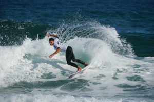 España continúa firme en los europeos de surf que se celebran en Portugal y mantiene a todos sus deportistas con opciones de medalla