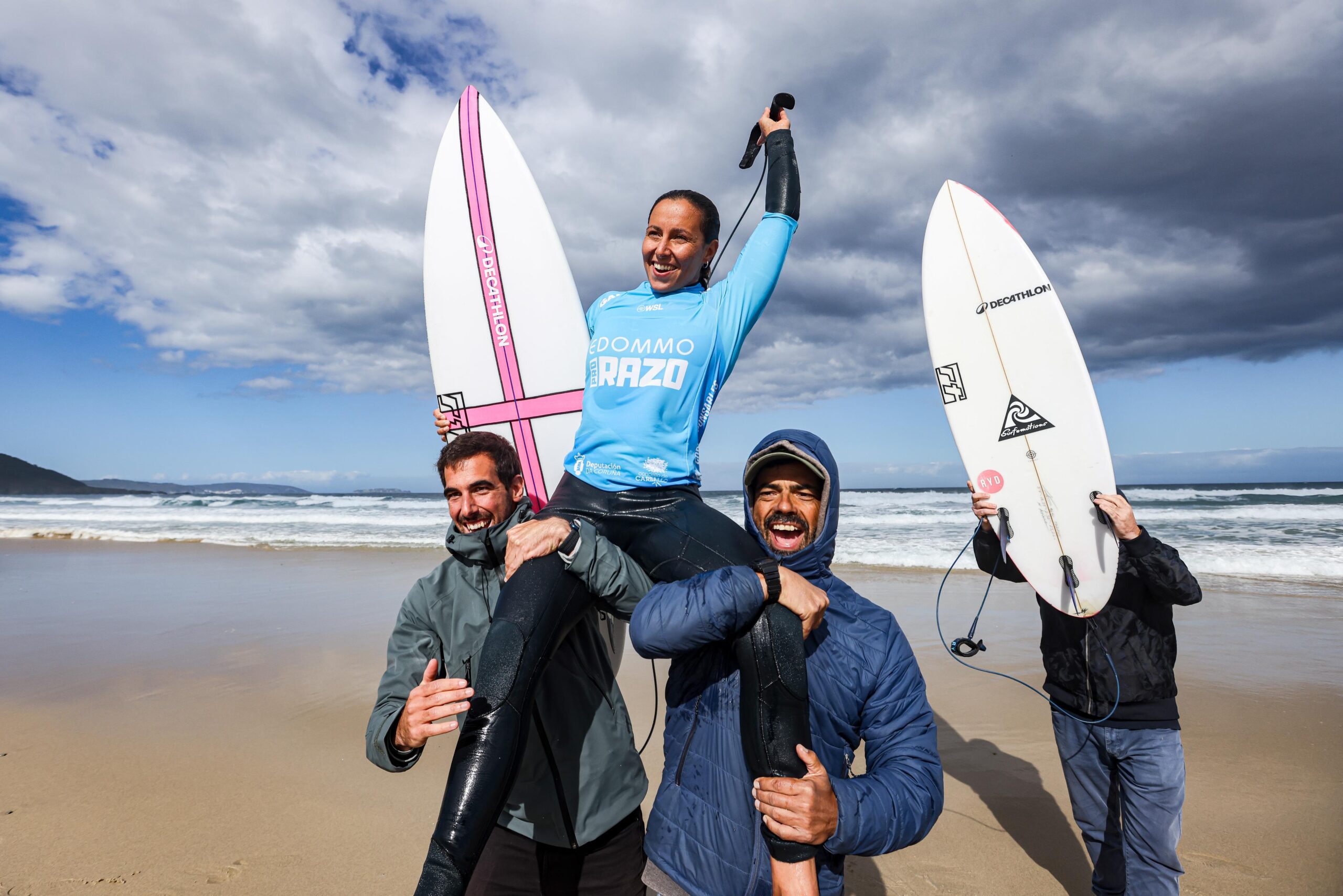 Ariane Ochoa, llevada a hombros tras ganar el Edommo Surf Pro Razo 2026