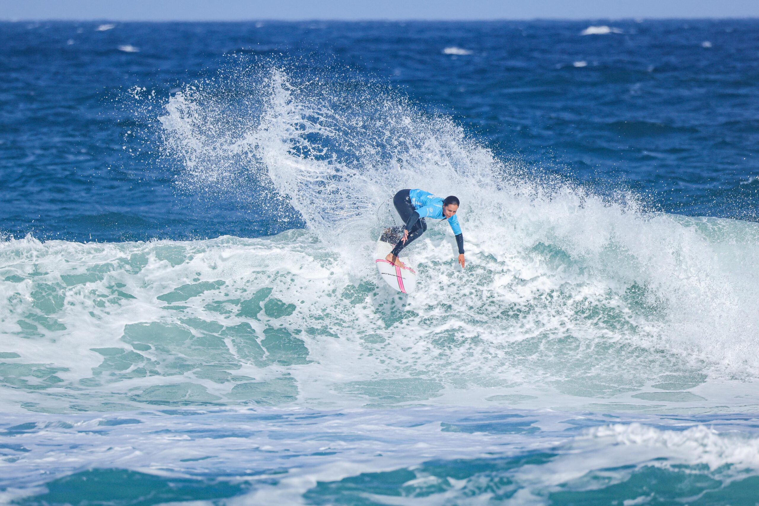 Ariane Ochoa surfea una ola en el Edommo Surf Pro Razo 2026