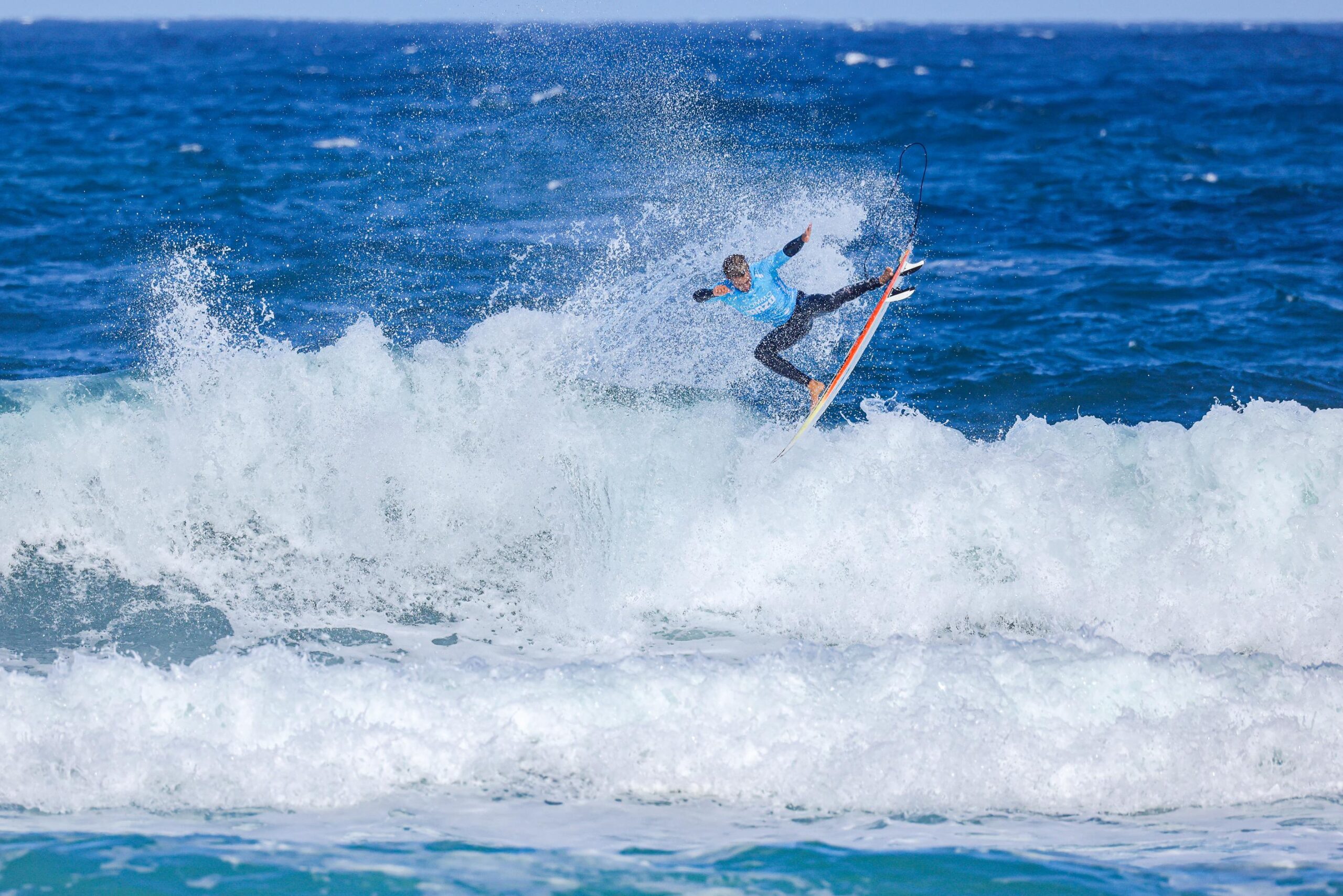 Yago Domínguez surfea una ola en el Edommo Surf Pro Razo 2026